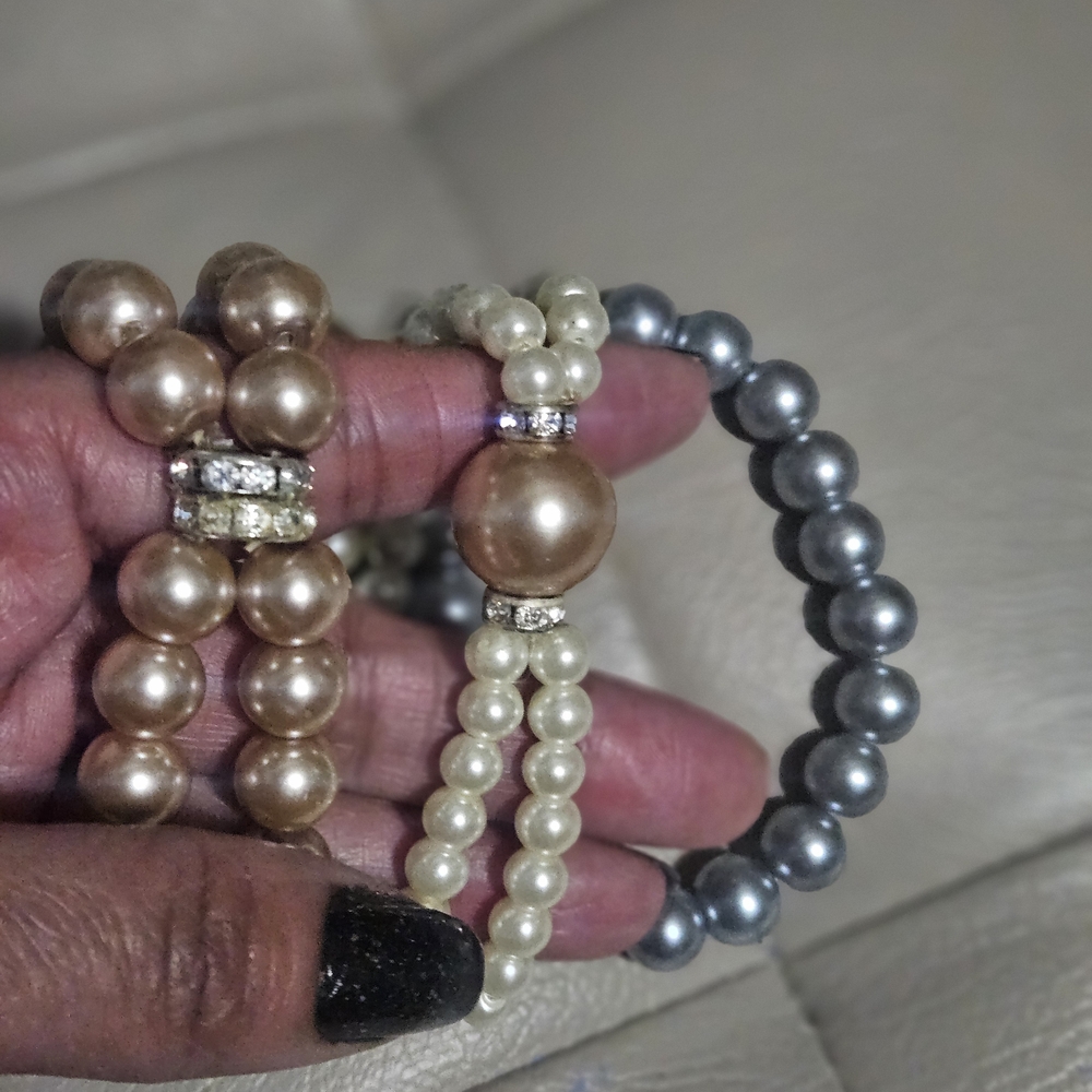 Elegant Pearl Bracelet Set - Picture 3 of 4